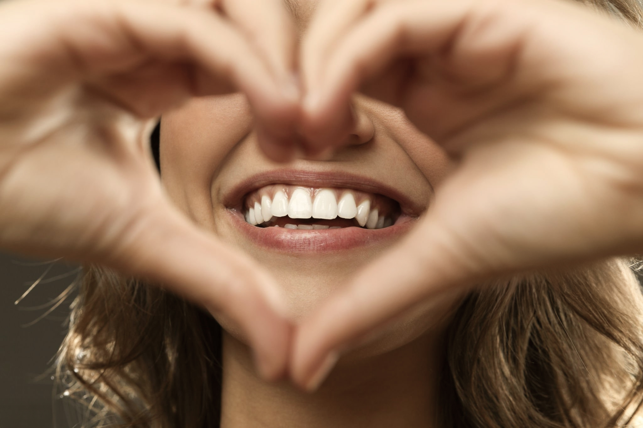 A smiling women, showing her healthy teeth